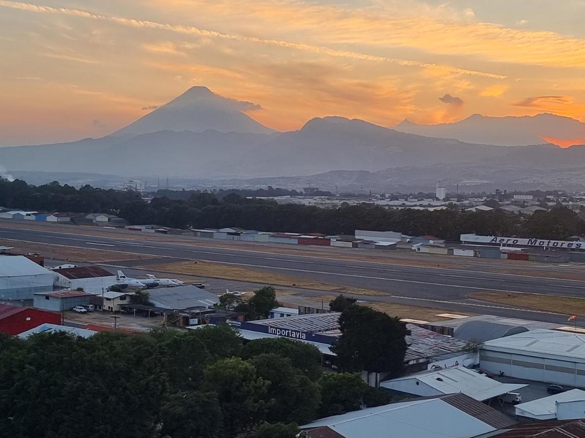 גואטמלה Amazing Volcano Views In Front Of Airport מראה חיצוני תמונה