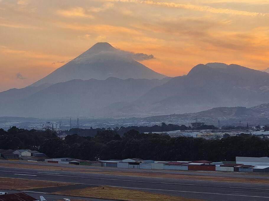 גואטמלה Amazing Volcano Views In Front Of Airport מראה חיצוני תמונה