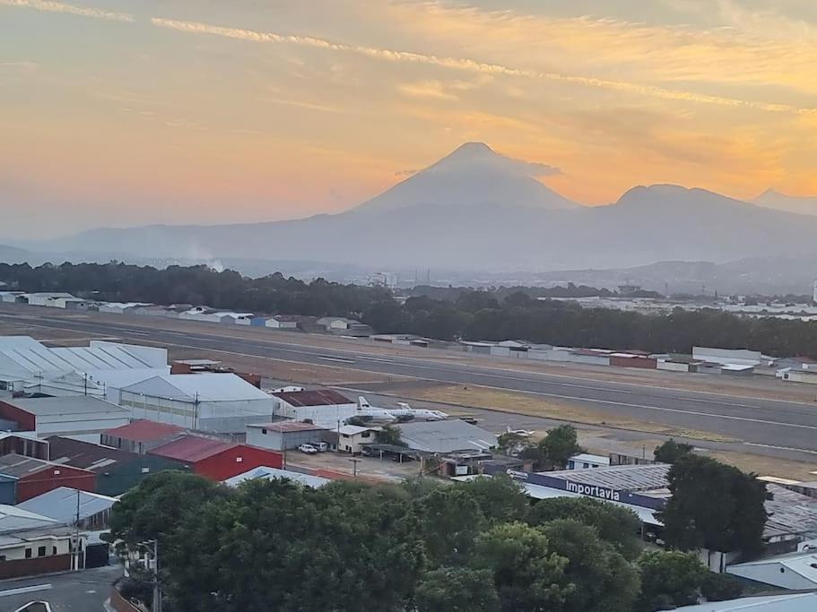גואטמלה Amazing Volcano Views In Front Of Airport מראה חיצוני תמונה
